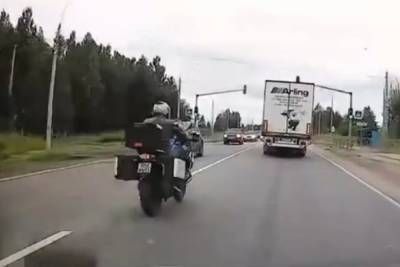 В соцсетях опубликовано видео ДТП с мотоциклистом в Ярославле