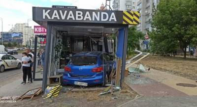В Киеве автомобиль въехал в кафе на остановке общественного транспорта, есть пострадавшие (фото)