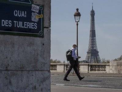 Париж вновь объявлен зоной высокого риска из-за коронавируса