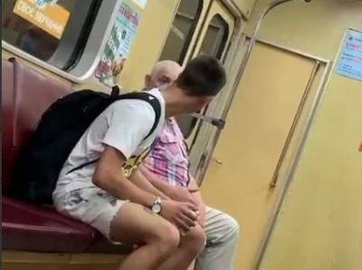 "Ты дышишь на меня вирусом": пассажиры сцепились в метро Харькова из-за отсутствия маски, видео