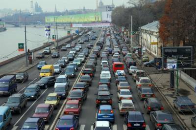 В Киеве фура и троллейбус "зажали" легковушку: на Дарнице образовались огромные пробки (видео)
