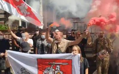 В Киеве у посольства Беларуси зажгли бело-красные файеры