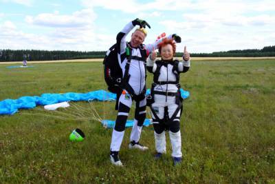 Жительница Рязанской области победила рак и в 70 лет впервые прыгнула с парашютом