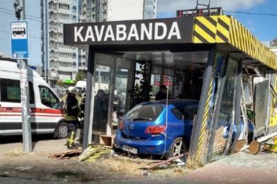 В Киеве авто влетело в кофейню, есть пострадавшие. Видео