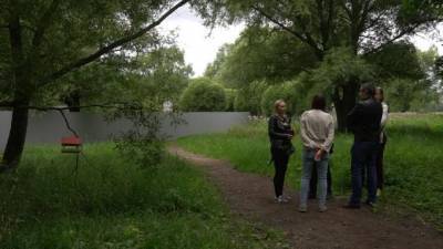 Петербуржцы борются за зеленый участок Пулковского парка, который могут застроить