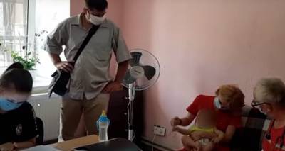 "Лопнуло терпение": в Одессе горе-мать бросила младенца в общежитии, видео