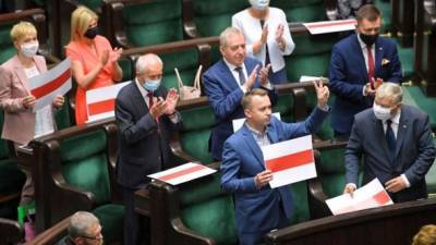 Сейм Польши призвал правительство создать условия ускоренного приема беженцев из Беларуси