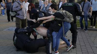 Полицейское насилие в Беларуси: "У меня стекло было в волосах, у девочки - во рту"