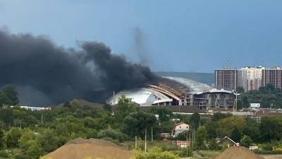 Пожар на строящейся "Кузбасс-Арене" в Кемерове сняли на видео