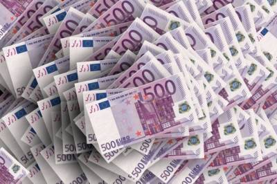 Официальный курс евро снизился на 63 копейки на выходные и понедельник