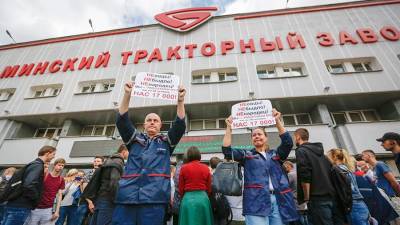 Бастующие рабочие МТЗ потребовали отставки Лукашенко