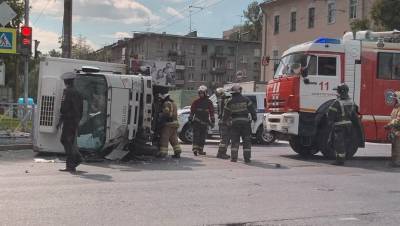 В Петербурге водитель грузовика погиб в ДТП с внедорожником