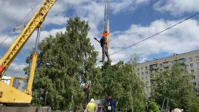 Специалисты закончили установку памятника Цою у Ветеранов