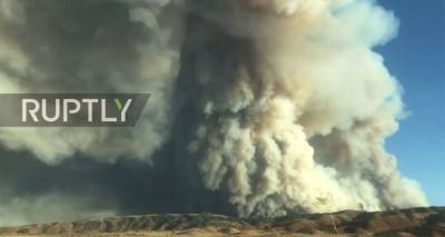 Густой дым над озером: в Калифорнии 5 тысяч построек под угрозой – видео