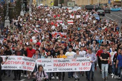 Фотофакт. В Минске тысячи рабочих движутся по проспекту Независимости к Дому правительства