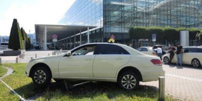 Американский военный в Германии не смог угнать Mercedes у таксиста из-за механической коробки