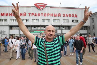Тысячи рабочих МТЗ направились в центр Минска
