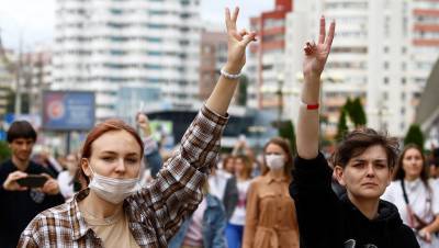 Рабочие МТЗ и колонна протестующих учителей объединились в Минске
