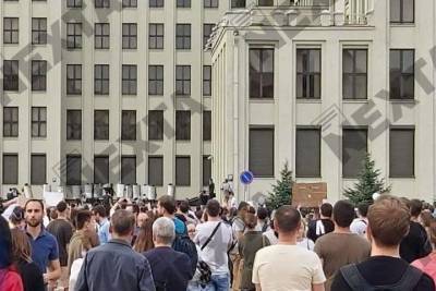 Толпа заняла площадь у Дома правительства в Минске, ОМОН опустил щиты