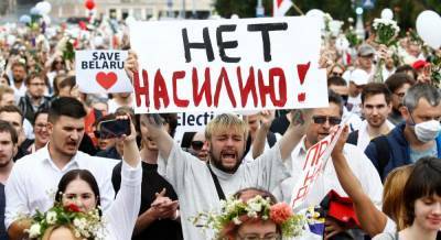 "Трибунал!": огромная колонна людей в Минске идет на площадь Независимости, ОМОН опустил щиты (фото, видео)