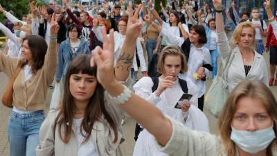 Протестующие начали обнимать силовиков у дома правительства в Минске