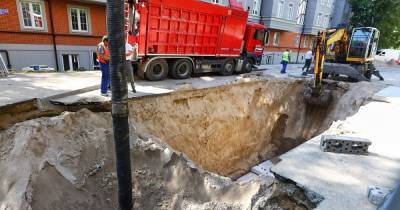 В Калининграде продлили ограничения проезда по Тенистой Аллее, где машина провалилась в яму