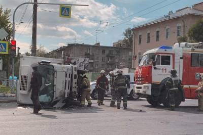 Водитель грузовика погиб в ДТП с внедорожником в Петербурге