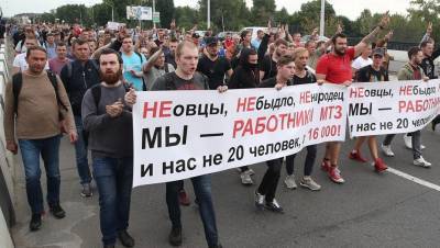 Силовики не препятствуют протестам в Минске: толпа движется к центру города