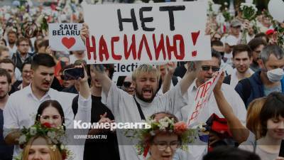 В Минске тысячи протестующих вышли к Дому правительства