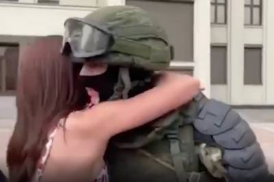 Протестующие в Минске обняли силовиков, выразивших солидарность белорусам
