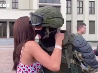 У Дома правительства девушки обнимают и целуют опустивших щиты военных