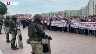 В центр Минска отправили военных, протестующие отошли от Дома правительства