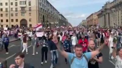 На площадь Независимости в Минске вышла многотысячная колонна манифестантов
