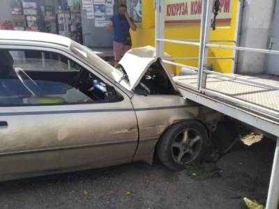 После столкновения с Peugeot, Opel влетел в лестницу в Николаеве