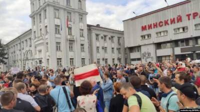 Тысячи рабочих тракторного завода пошли маршем к центру Минска