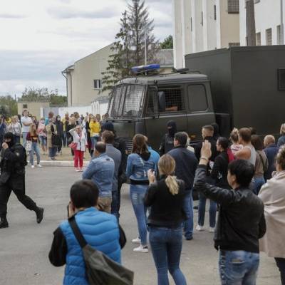 Большая колонна военных прибывает в центр Минска из района базирования в Уручье