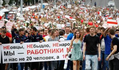 Тысячи человек вышли на митинг к зданию правительства в Минске