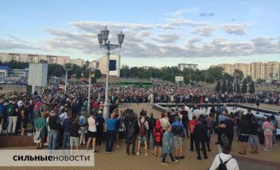 В Жлобине у ДК металлургов собралось несколько тысяч человек - СТРИМ