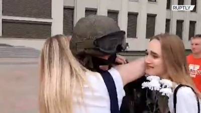 В Минске девушки обняли опустившего щит сотрудника ОМОНа — видео