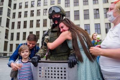 В Минске ОМОН опустил щиты перед протестующими у здания правительства