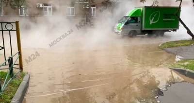 Улицу на юго-востоке Москвы затопило кипятком