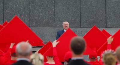 Лукашенко: если человек уже лежит, его не надо бить