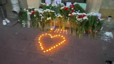 Петербуржцы выложили сердце из свечей у белорусского посольства