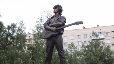 В Петербурге установлен памятник Цою, но пока не открыт
