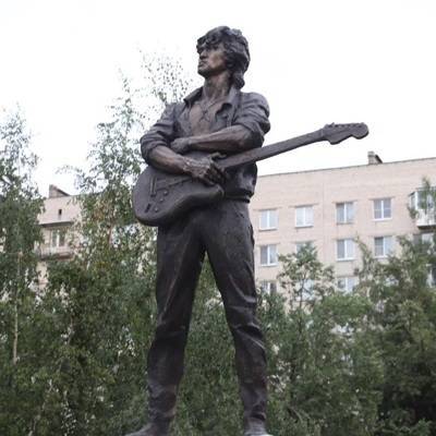 Памятник Виктору Цою в установили в Санкт-Петербурге