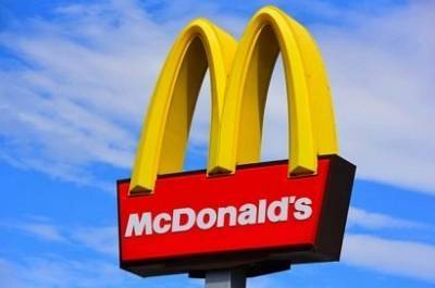 Мусульманка подала в иск на McDonald's за сексуальные домогательств и религиозную дискриминацию