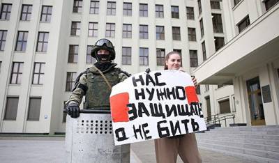 В Минске прошла мирная акция протеста. Сотрудники ОМОНа опустили перед гражданами щиты