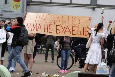 Хабаровчане вышли на шествие с лозунгом Живе Беларусь!