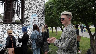 Покрас Лампас восстановил испорченную вандалами работу в Екатеринбурге