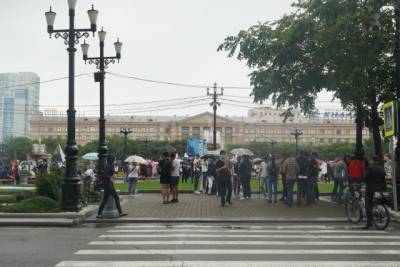 В Хабаровске на площади Ленина собрались 300-400 митингующих